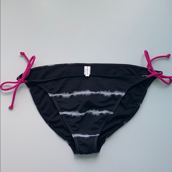 Aero String Bikini - Picture 2 of 4